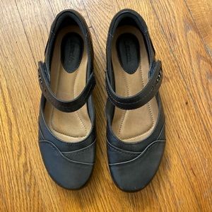 Gray leather Earth “Clover,” size 8 W.